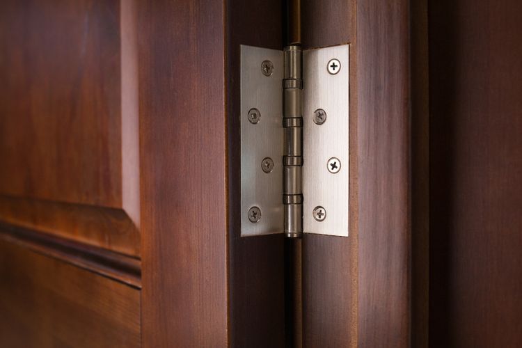Ilustrasi engsel pintu. Engsel pintu yang berderit bisa menganggu, namun dapat diatasi dengan bahan-bahan yang ada di rumah. 