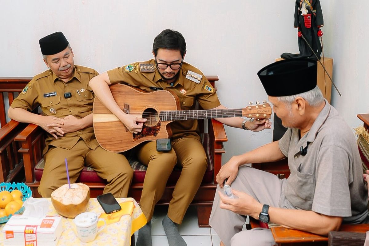 Bupati Bandung Barat Jeje Ritchie Ismail menemui pencipta lagu Karatagan Bandung Barat di Cipatat, Senin (25/8/2025).