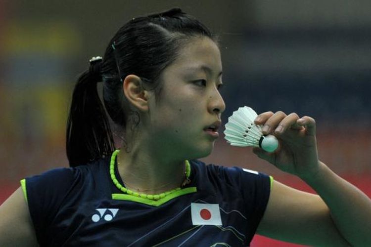 Pebulu tangkis tunggal putri Jepang, Nozomi Okuhara, melakukan servis saat menghadapi pemain India, Pusarla Venkata Sindhu pada Kejuaraan Beregu Asia di Hyderabad, India, Kamis (18/2/2016).