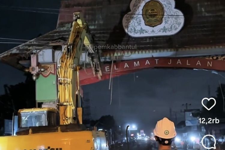Proses pembongkaran Gapura Selamat Datang di Jalan Bantul