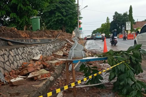 Hujan Disertai Angin Kencang di Pangkal Pinang, Pagar Rumah Sakit Ambruk