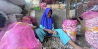 Melihat Buruh Kupas Bawang Putih di Sukabumi, Dapat Upah 10.000 Per Karung