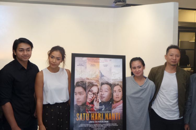 Para pemain, sutradara, dan produser film Satu Hari Nanti ketika meluncurkan teaser trailer dan poster resmi film tersebut di A Qubicle Center, Jalan Senopati, Jakarta Selatan, Rabu (15/11/2017).