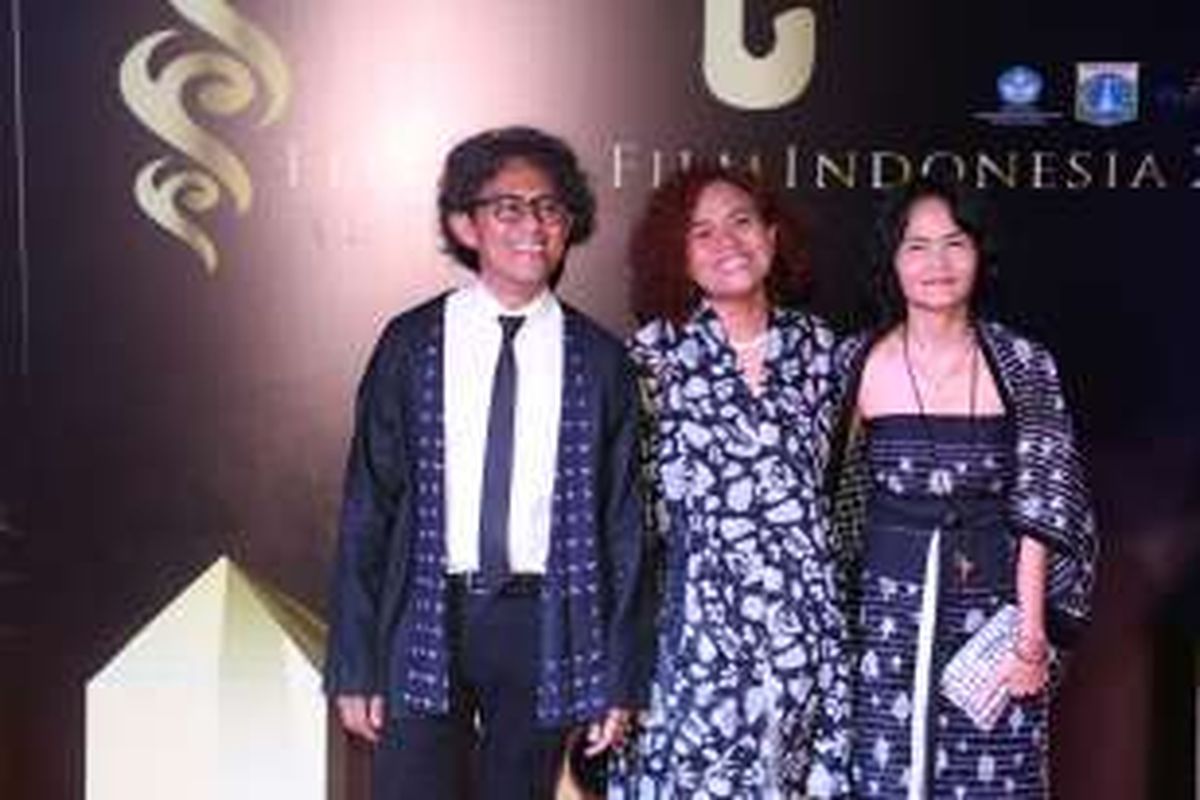 Tim film Athirah, sutradara Riri Riza (kiri), produser Mira Lesmana (tengah), dan penata busana Chitra Subyakto (kanan), diabadikan ketika menghadiri pergelaran Festival Film Indonesia (FFI) 2016 di Teater Besar Taman Ismail Marzuki, Jakarta Pusat, Minggu (6/11/2016). Ajang penghargaan bagi insan perfilman Indonesia itu kali ini mengangkat tema Restorasi Film.