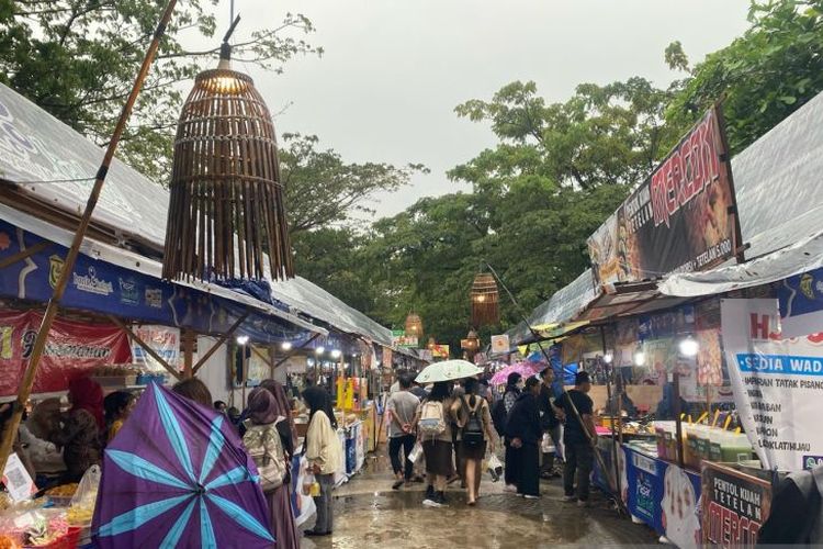 Suasana Pasar Wadai Kota Banjarmasin saat menjelang maghrib terlihat dipenuhi pedagang makanan lokal khas Banjarmasin, Jumat (31/3/2023).