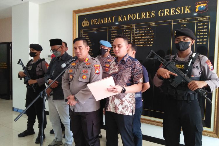 Kapolres Gresik AKBP Mochamad Nur Azis (tengah) memberi keterangan, penetapan Ahmad Nasrullah (memakai kopyah) sebagai tersangka dalam kasus pemukulan 15 siswi MTs Nurul Islam di Mapolres Gresik, Jawa Timur, Sabtu (7/1/2023).