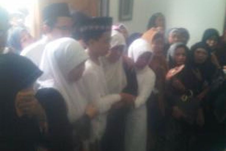 Khofifah dan keluarga menyambut jenazah Ir Indar Parawansah.