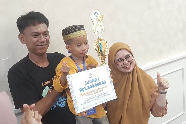 Akhayarul Iksan (tengah) bersama kedua orangtuanya. Siswa kelas V SD Negeri 56 Kota Parepare ini menjadi juara pertama kategori Dongeng Putra untuk rumpun bahasa Bugis dalam FTBI Sulselbar 2023 di Makassar, Sulawesi Selatan.
