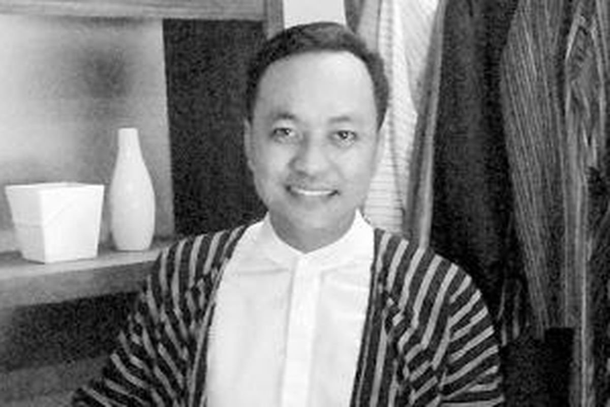 Lulu Lutfi Labibi yang kondang sebagai perancang busana bermotif lurik, di rumah limasannya, di Kota Gede, Yogyakarta, Jumat (13/6/2014). Motif Lurik identik dengan surjan, kemeja tradisional pria Yogyakarta.