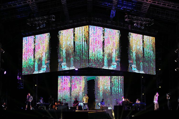 Grup Kahitna tampil pada Danamon New Live Experience, Drive-In Concert  di JI Expo, Kemayoran, Jakarta, Sabtu (29/8/2020). Drive-In Concert perdana di Jakarta ini menerapkan protokol kesehatan.