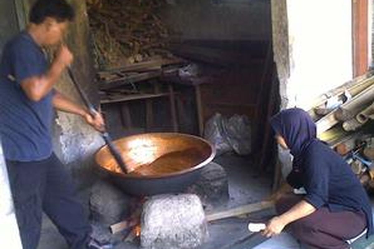 Proses pembuatan Dodol Betawi 