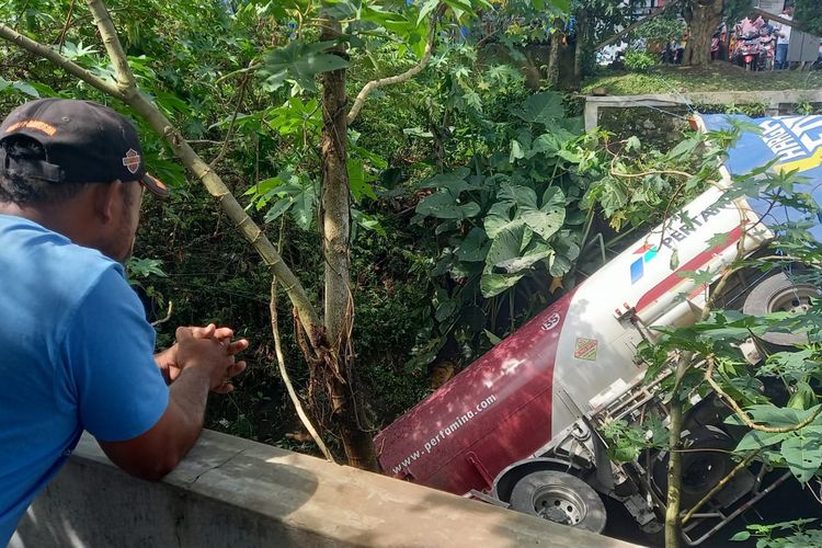 Truk tangki Pertamina alami kecelakaan hingga masuk ke dalam sungai, Minggu (26/3/2023) dini hari.