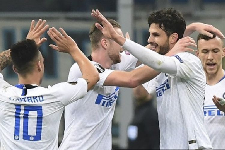 Bek Inter Milan, Andrea Ranocchia (kedua dari kanan), merayakan gol dengan rekan-rekan setimnya setelah mencetak gol kedua pada babak 32 besar Liga Europa antara Inter Milan vs Rapid Vienna pada 21 Februari 2019 di Stadion San Siro.