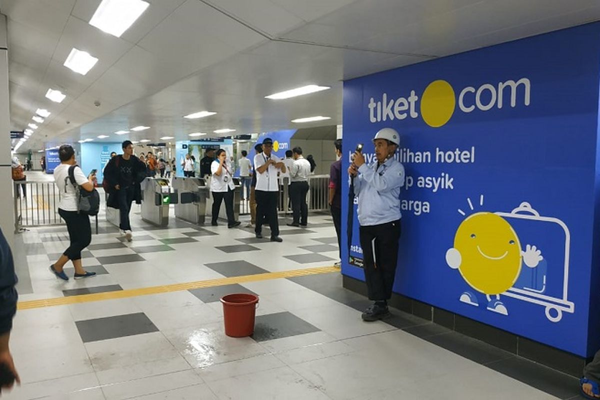 Stasiun MRT Lebak Bulus terlihat bocor usai hujan deras mengguyur kawasan tersebut, Senin (1/4/2019) sore. 