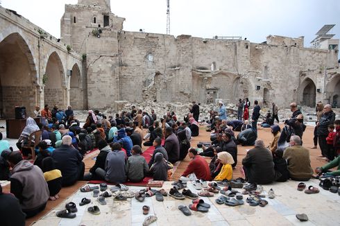 Warga Gaza Shalat Id di Reruntuhan Masjid yang Hancur Diserang Israel