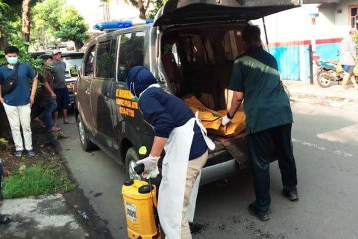 Petugas identifikasi Polres Kediri Kota mengevakuasi jenazah pria yang ditemukan meninggal di teras rumah kosong Jl Adisucipto, Kota Kediri, Sabtu (7/5/2022). 
