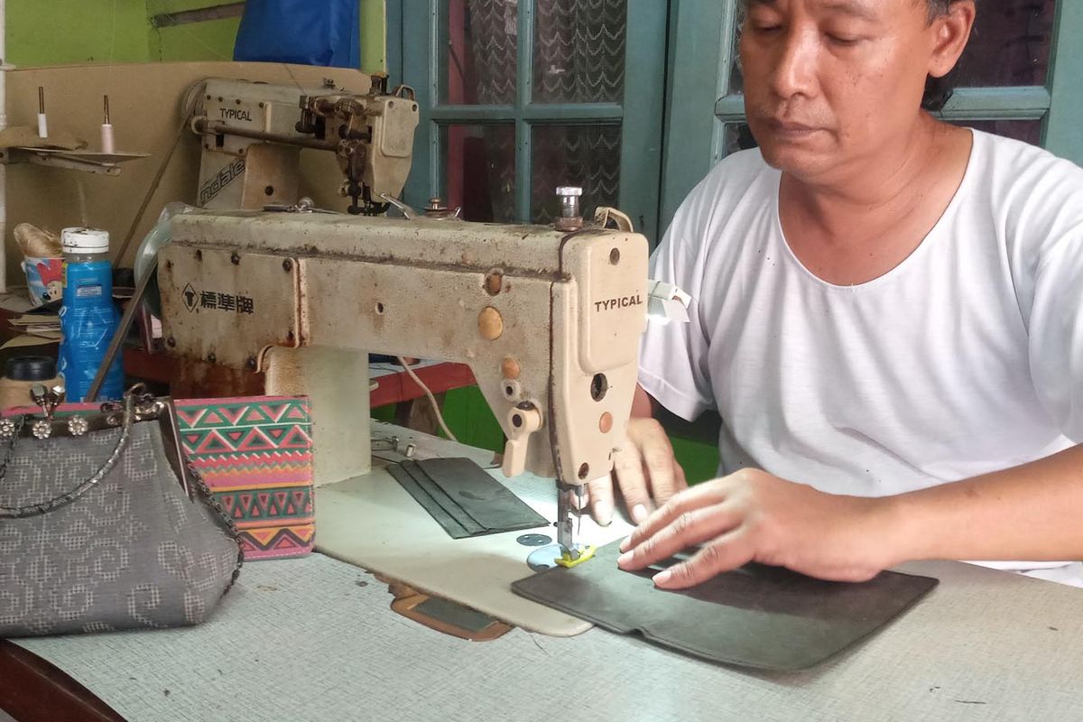 Perajin tas kulit di Bogor yang mengaku omzetnya terpangkas 50 persen akibat pandemi virus corona. 