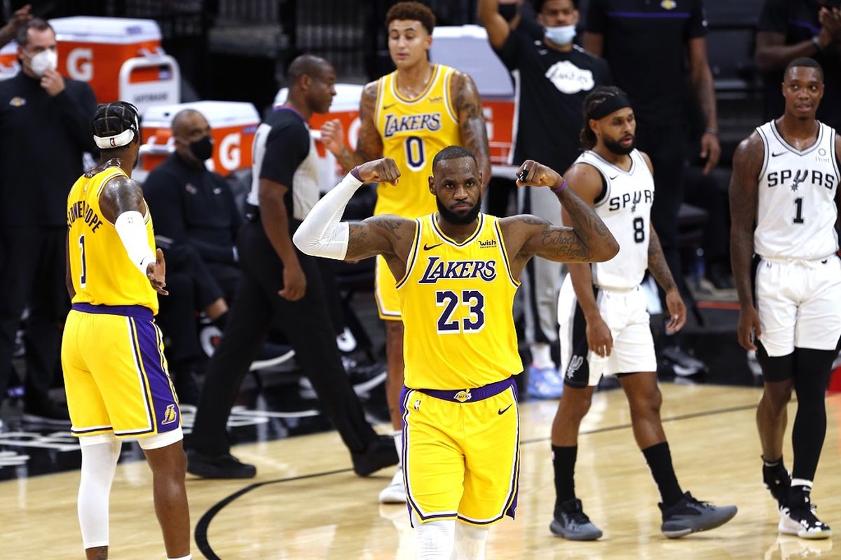 Pebasket andalan Los Angeles Lakers, LeBron James, melakukan selebrasi pada laga kontra San Antonio Spurs, Kamis (31/12/2020) pagi WIB.