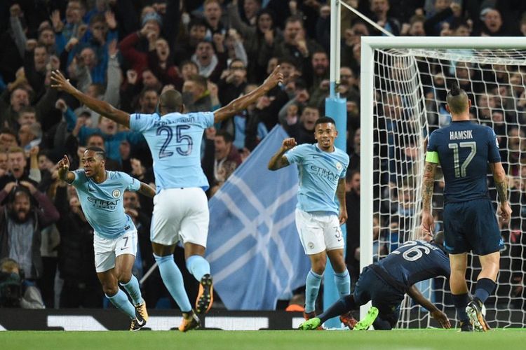 Raheem Sterling merayakan gol Manchester City ke gawang Liverpool dalam pertandingan Liga Champions di Stadion Etihad, Selasa (17/10/2017).