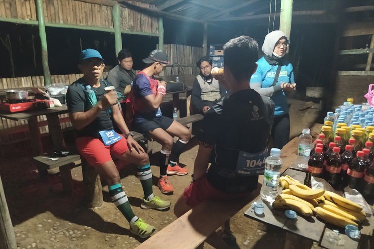 Suasana di Water Station 1, sekitar 10 kilometer dari titik start Run To Care 2022, di Pantai Atsari di tepian Danau Toba, Kota Parapat, Kabupaten Simalungun, Sumatra Utara, pada Sabtu (30/7/2022) pukul 01.00 WIB.


Perhelatan oleh SOS Children's Villages Indonesia ini pada Jumat (29/7/2022) sampai dengan Minggu (31/7'2022) adalah perhelatan Run To Care yang ketujuh.
