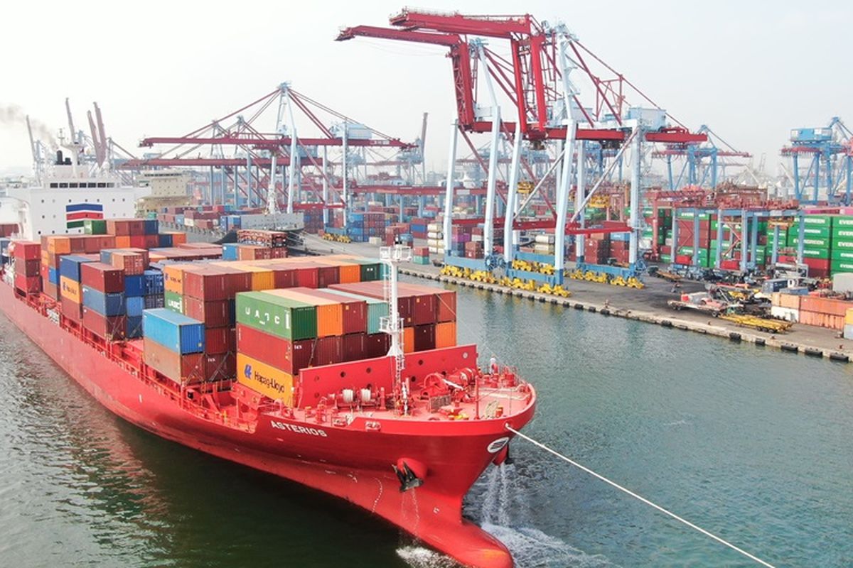 Salah satu terminal peti kemas dibawah naungan PT Pelindo Terminal Petikemas (SPTP). 
