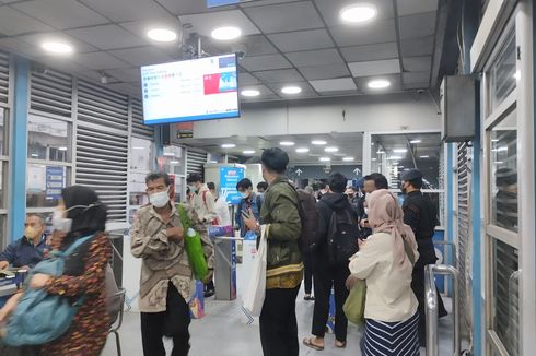 Cerita Penumpang Transjakarta Antre Berjam-jam akibat Kebijakan 