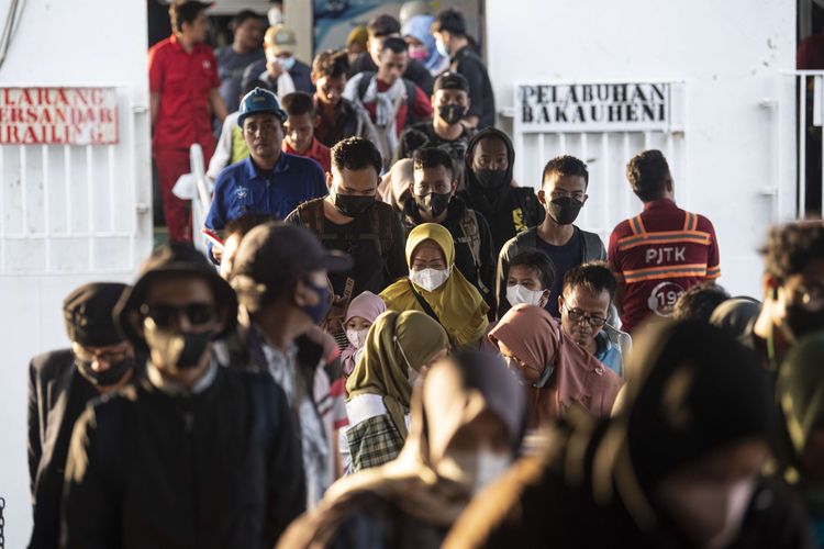 Pemudik berjalan turun dari KMP Menggala saat tiba di dermaga dua Pelabuhan Bakauheni, Lampung Selatan, Lampung, Sabtu (30/4/2022). Memasuki H-2 Hari Raya Idul Fitri 1443 H, sebanyak 155.740 orang dan 37.656 kendaraan menggunakan jasa angkutan kapal laut menyeberang ke Pulau Sumatera, sedangkan pemudik yang ke Pulau Jawa berjumlah 51.234 orang dan 9.037 kendaraan.