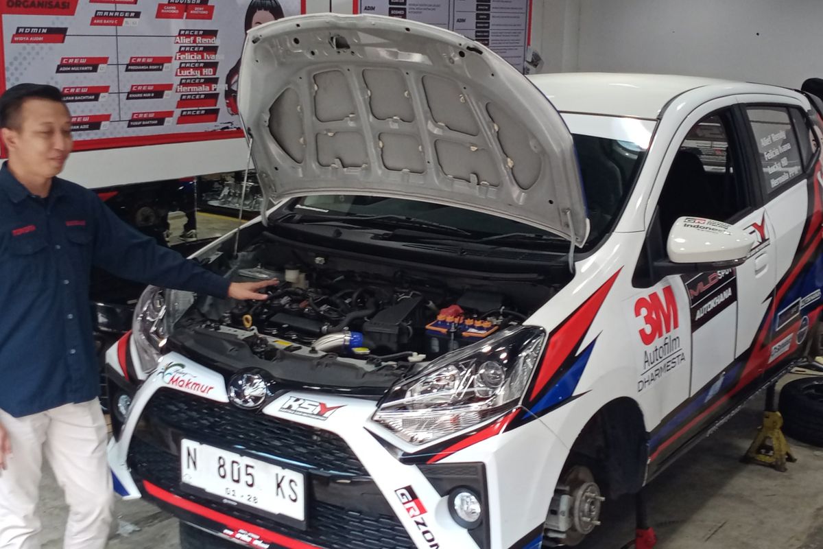 Salah satu mobil Toyota Agya yang digunakan Tim Kartika Sari Motorsport ketika mengikuti ajang balap nasional. 