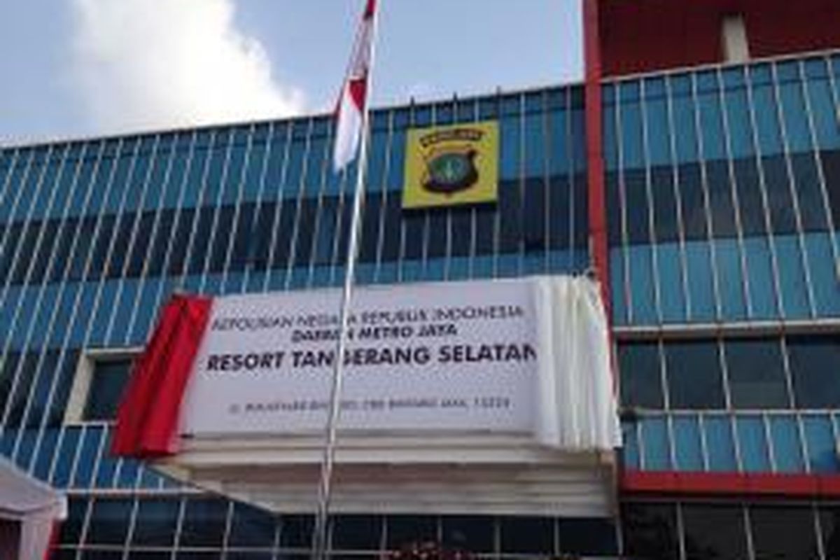 Papan nama tempat sementara Polres Tangerang Selatan yang diresmikan Kapolda Metro Jaya Inspektur Jenderal Polisi Tito Karnavian bertempat di gedung Universitas Pembangunan Jaya, Jalan Boulevard Bintaro, Tangerang Selatan, Rabu (19/8/2015). 