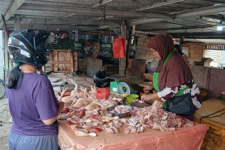 Pedagang Ayam Potong di Pangkalpinang Keluhkan Sepi Pembeli di Tengah Harga Naik: Tak Ada Pilihan