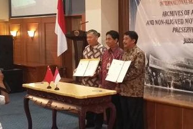 Kepala Arsip Nasional Republik Indonesia, Mustari Irawan (tengah), melakukan tanda tangan nota kesepahaman dengan Kepala Arsip Cina, di Gedung ANRI, Jakarta, Selasa (26/5/2015).