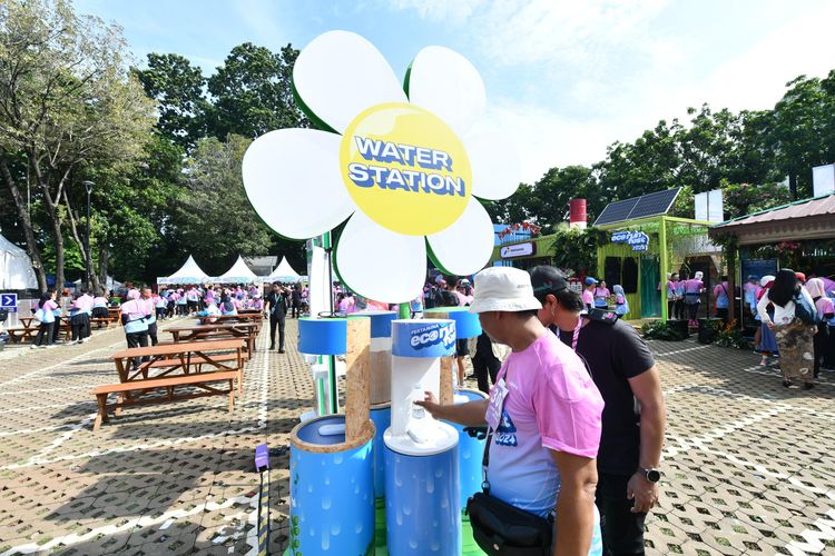 Booth water station di Pertamina Eco RunFest 2024 sebagai upaya nyata untuk pelestarian alam.