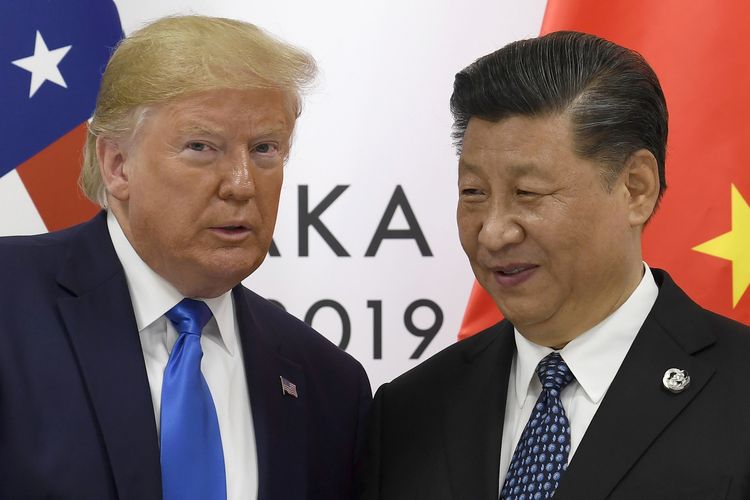 Foto tertanggal 29 Juni 2019 menunjukkan Presiden Amerika Serikat Donald Trump bersama Presiden China Xi Jinping dalam pertemuan KTT G-20 di Osaka, Jepang.