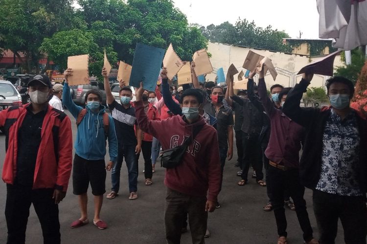 Para pekerja karaoke Bandungan melakukan aksi melamar menjadi CPNS di Kantor Bupati Semarang.