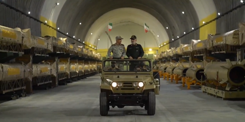 Kepala Staf Angkatan Bersenjata Iran Jenderal Mohammad Baqeri dan Komandan Pasukan Dirgantara Korps Garda Revolusi Iran, Amir Ali Hajizadeh menunjukkan pangkalan militer yang dikenal sebagai kota rudal Iran.