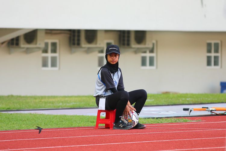Anak gawang perempuan yang bertugas saat lanjutan Liga 1 2022-2023 yang digelar di Stadion Manahan Solo.