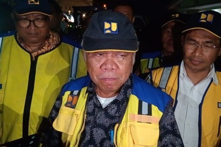 Menteri PUPR Basuki Hadimuljono saat mengunjungi lokasi rawan banjir di Kota Semarang, Jawa Tengah.