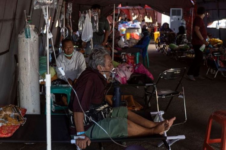 Pada bulan Juli, lonjakan kasus yang terjadi di sebagian besar wilayah Jawa-Bali membuat rumah sakit kewalahan.