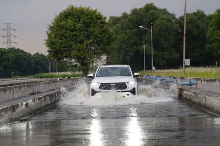 Toyota Kijang Innova Zenix Hybrid lagi tes lewat genangan air di pabrik TMMIN, Karawang, Jawa Barat.