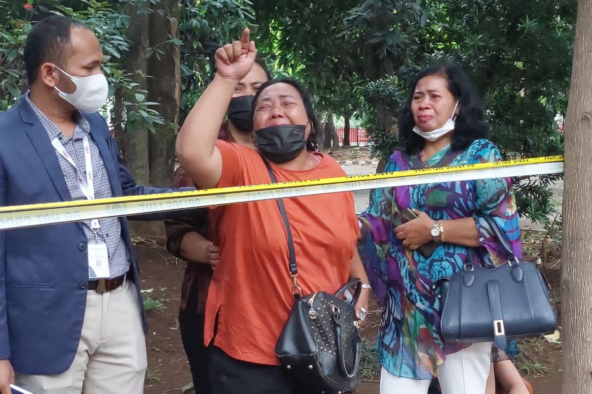 Rusni Masna, istri dari sopir taksi online Sony Rizal yang tewas di bunuh di Depok usai menyaksikan rekonstruksi di Mapolda Metro Jaya, Kamis (16/2/2023).