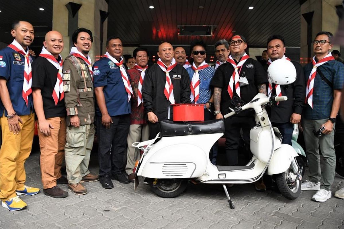 Kementerian Koperasi dan UKM (KemenKopUKM) mendukung bengkel konversi motor listrik, Elders Garage untuk membawa konversi motor listrik karya anak bangsa ke negara-negara Eropa. Menteri Koperasi dan Usaha Kecil Menengah (MenKopUKM), Teten Masduki menyambut baik rencana tersebut dengan menandatangani Scooter edisi khusus yang menjadi bentuk simbolis karya lokal yang akan masuk ke pasar mancanegara melalui Vespa World Day 2023.