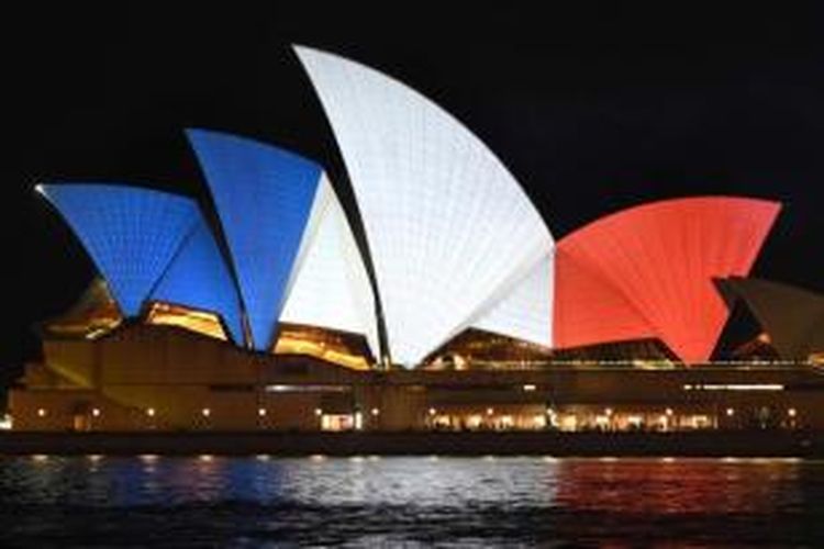 Gedung Sydney Opera di selimuti dengan warna bendera nasional Perancis, di Sydney, Australia, Sabtu, 14 November 2015. Aksi ini merupakan bentuk solidaritas untuk mengenang ratusan orang yang tewas dan terluka dalam aksi serangan teroris yang terjadi di paris pada 13 November malam.