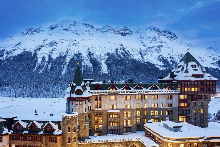 Badrutt Palace dengan pemandangan Pegunungan Alpen di St. Moritz, Swiss. 