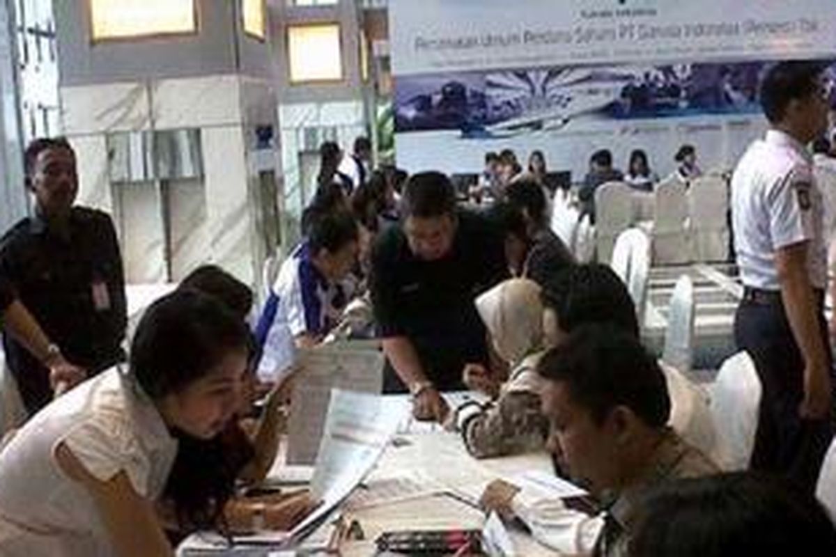 Para calon investor sedang mendaftar untuk membeli saham Garuda Indonesia di Plaza Bapindo, Jakarta, Rabu (2/2/2011). Hari ini, Garuda memulai perdagangan sahamnya setelah melakukan go public.