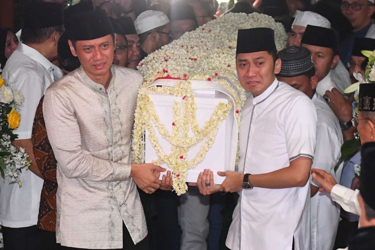 Putra Presiden ke-6 RI Susilo Bambang Yudhoyono, Agus Yudhoyono (kiri) dan Edhie Baskoro Yudhoyono (kanan) mengangkut peti jenazah Ibu Ani Yudhoyono setibanya di rumah duka, Cikeas, Bogor, Jawa Barat, Sabtu (1/6/2019).