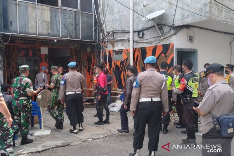 Puluhan petugas gabungan dari Polres Metro Jakarta Pusat dan TNI melakukan pengosongan kantor Pemuda Pancasila di Ruko Perkantoran No.29 Jalan Letjen Suprapto Kemayoran, Jakarta Pusat, Senin (13/12/2021).