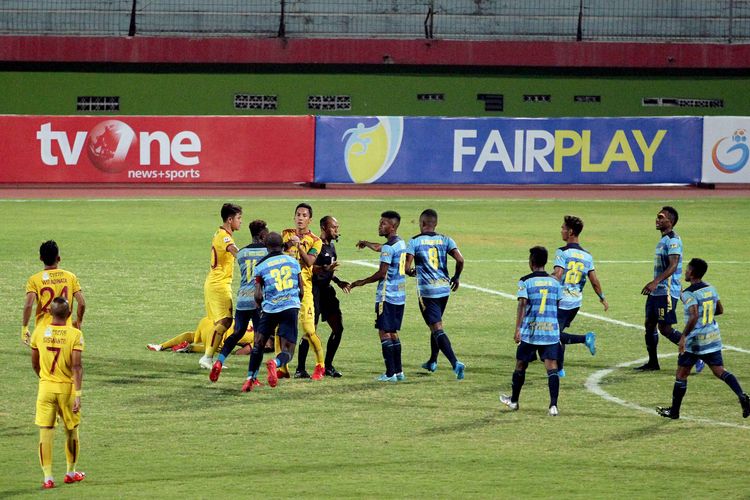 Babak 8 Besar Liga 2 2019 Grup A diwarnai aksi protes pemain Sriwijaya FC melawan Persewar Waropen terhadap wasit yang berakhir dengan skor 1-0 di Stadion Gelora Delta Sidoarjo, Jawa Timur, Sabtu (09/11/2019) malam. 