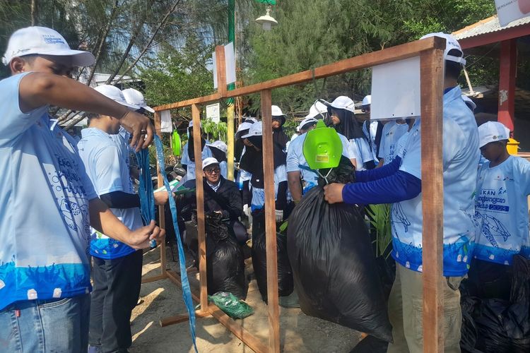 Sebanyak 408 kilogram sampah diangkat dari pesisir Pantai Pasir Putih, Desa Sukajaya, Kecamatan Cilamaya Kulon, Karawang, Jawa Barat, Sabtu (10/6/2023).