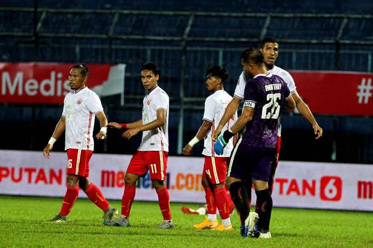 Pemain asing Persija Jakarta Yan Motta melakukan selebrasi dengan kipernya Andritany saat babak penyisihan Grup B melawan Borneo FC yang berakhir dengan skor 0-4 di Stadion Kanjuruhan Kabupaten Malang, Jawa Timur, Sabtu (27/03/2021) malam.