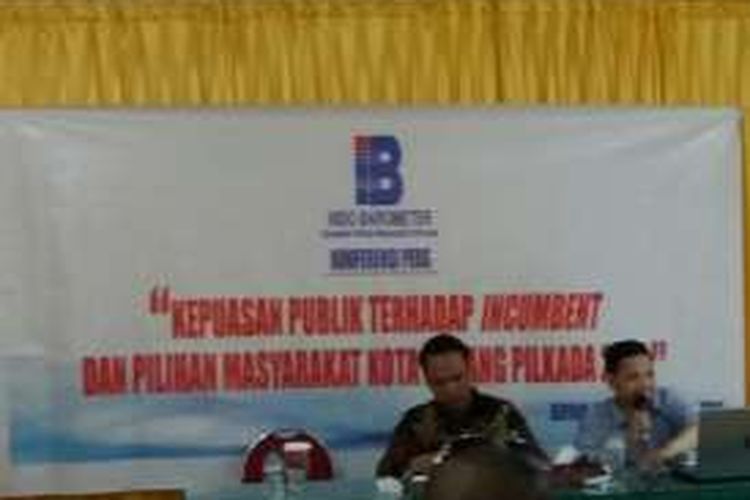 Peneliti Indo Barometer saat menggelar jumpa pers terkait survey terhadap Pilkada Kota Kupang, Nusa Tenggara Timur (NTT)